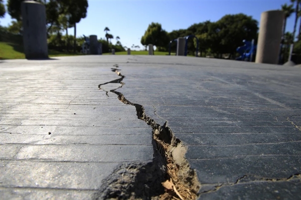 广东河源4.3级地震瞬间 家长倒提着孩子就跑：网友直呼是亲生的