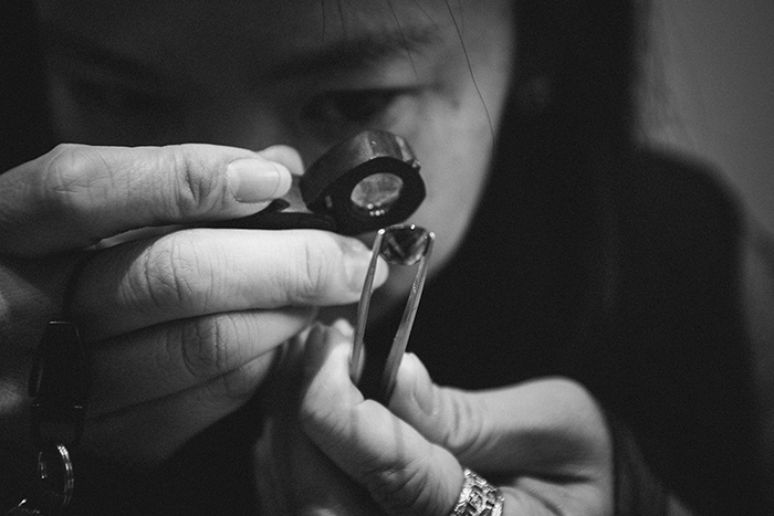 ▲珠宝鉴定需要长期不断经验的积累。